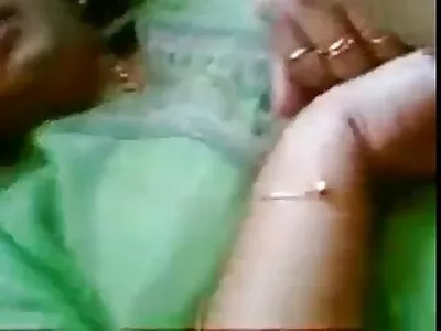 கண்ணாடியுடன் ஒல்லியான பெண் நன்றாக விசாலமான படுக்கை முழுவதும் கருப்பு