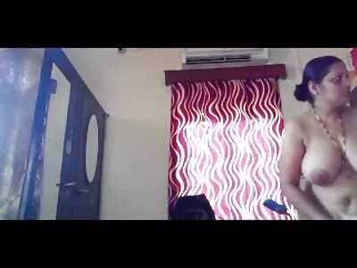 இருண்ட ஹேர்டு MILF சவாரி செய்யும் இளைஞனின் பெக்கர்