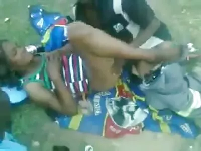 கருப்பு ஸ்டாலியன் அனலி பெரிய உடலுடன் அழகான அழகி நகங்கள்