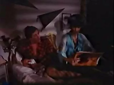 அழகான இளம் பொன்னிறம் தனது காதலனை படுக்கையில் சவாரி செய்கிறது
