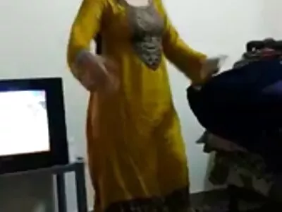 சிறிய ஆபாச அன்பே சில டிக் சவாரிக்கு தயாராக உள்ளது