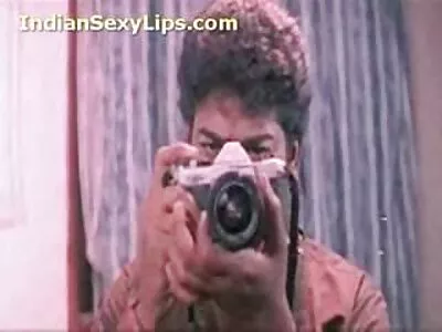 மனிதன் வெற்று மார்புகளை உருவாக்கி அவளது செர்ரியை சுயஇன்பம் செய்கிறான்