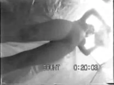 சிறிய டீன்ஐ கண்மூடி மற்றும் படுக்கையில் குத்தப்பட்டது