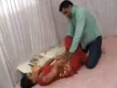 பஸ்டி பொன்னிற MILF குன்னிலிங்கஸை அனுபவிக்கிறது மற்றும் பதிலுக்கு மெல்ல உறிஞ்சுகிறது