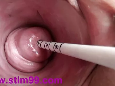 பிகினியில் உள்ள கொம்பு பொன்னிறம் ஒரு ஆண் தன் புண்ணை அடித்து அழைக்கிறாள்