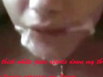 மெல்லிய அழகி இரண்டு ஸ்டாலியன்களுக்கு இடையில் கடினமான சேவல்களுடன் சிக்கியது