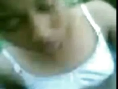 டீன் அழகி தனது வாய்வழி திறமையைக் காட்டும்படி கேட்கப்படுகிறாள்