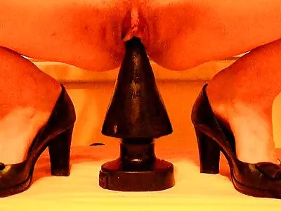 ப்ளாண்ட் MILF அலுவலகத்தில் எப்படி மெல்ல உறிஞ்சி சவாரி செய்ய முடியும் என்பதைக் காட்டுகிறது
