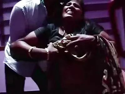 இரண்டு கால்பந்து சியர்லீடர்களை உள்ளடக்கிய நான்காவது உடலுறவு