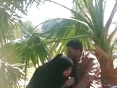 இனிப்பு அழகி டிக் மற்றும் பந்துகளை உறிஞ்சுகிறார், பின்னர் அவள் அதை சவாரி செய்கிறாள்