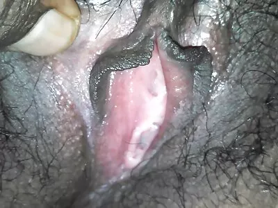 பஸ்டி அழகி லத்தீனா தனது கால்களால் காதலனை பைத்தியமாக்குகிறாள்