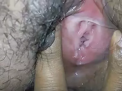சாப்பிட்ட ஆசிய பெண் புசி சாப்பிடுவதன் மூலம் திரும்பினாள்