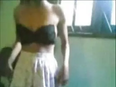 அவள் கணவனை ஊதிவிடுவாள் ஆனால் வெகுமதியாக அன்பான அன்பை விரும்புகிறாள்