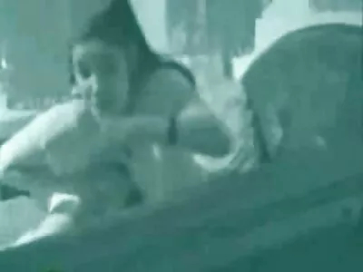 திருப்தியடையாத MILF கணவனின் உதவியாளரை அவளைக் கடுமையாகப் பின்தொடர்கிறது